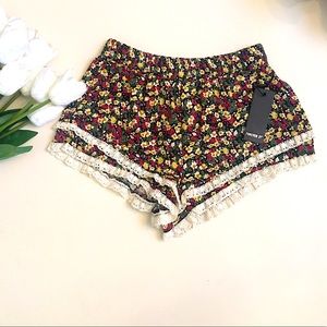 FOREVER 21 - Floral Shorts -XS